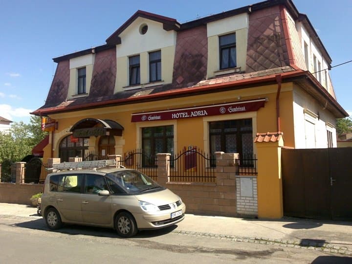Markýzy na fasádě hotelu Adria – realizace Rutes