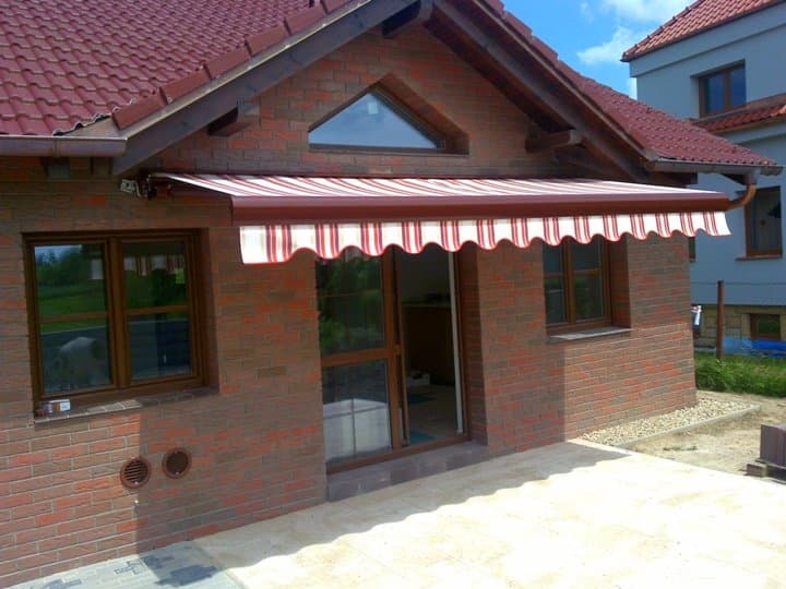 Markýza nad vchodem rodinného domu